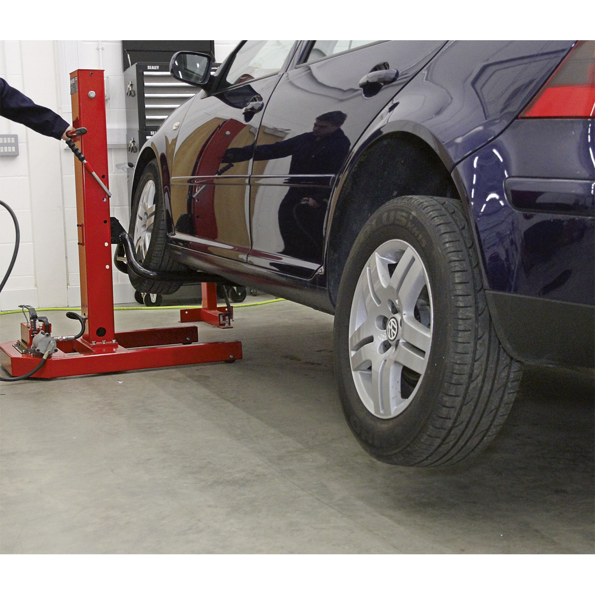 Vehicle Lift 1.5 Tonne Air/Hydraulic with Foot Pedal