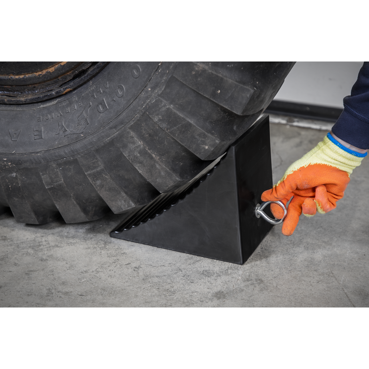 Wheel Chock Heavy-Duty Rubber - Single