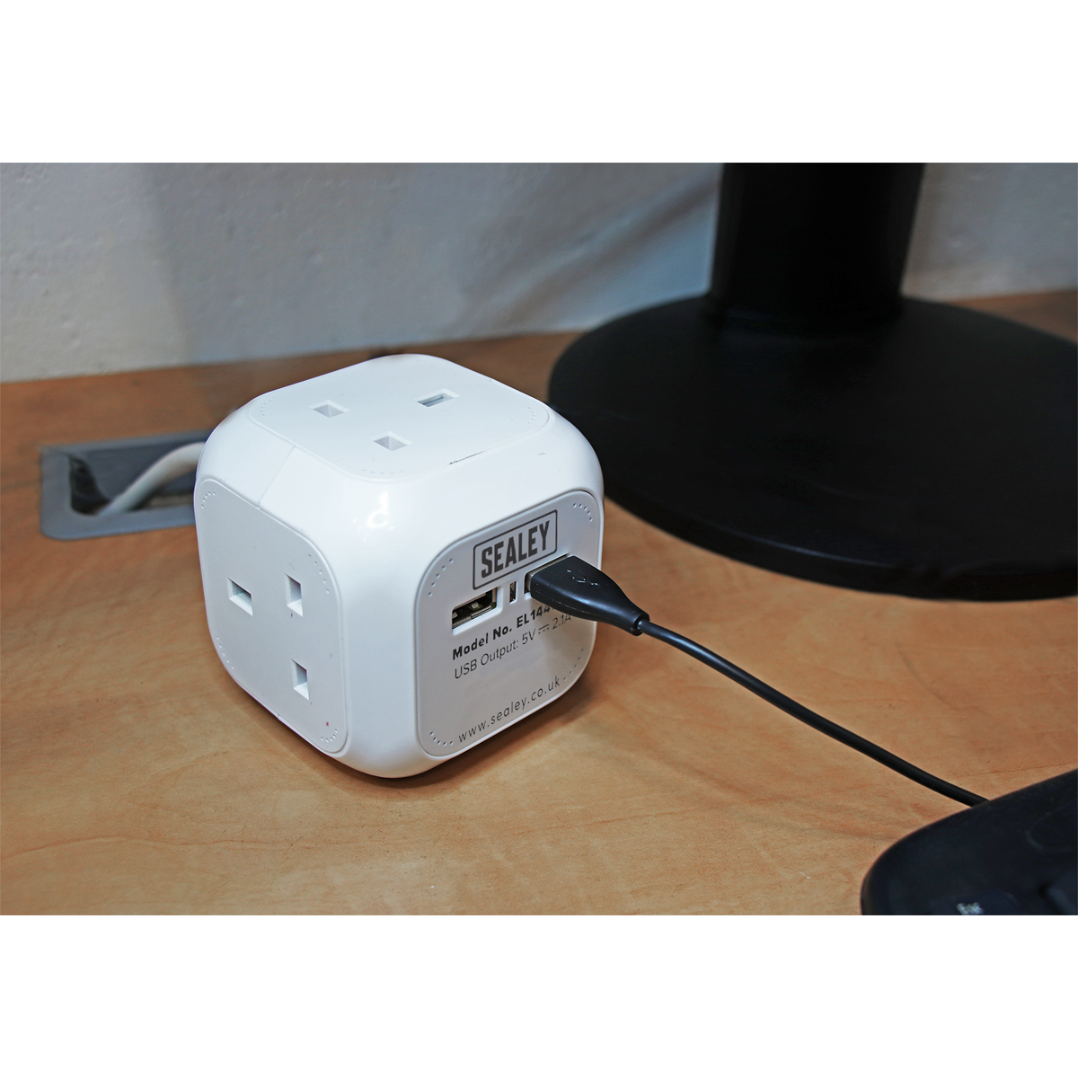 Extension Cable Cube 1.4m 4 x 230V & 2 x USB Sockets - White