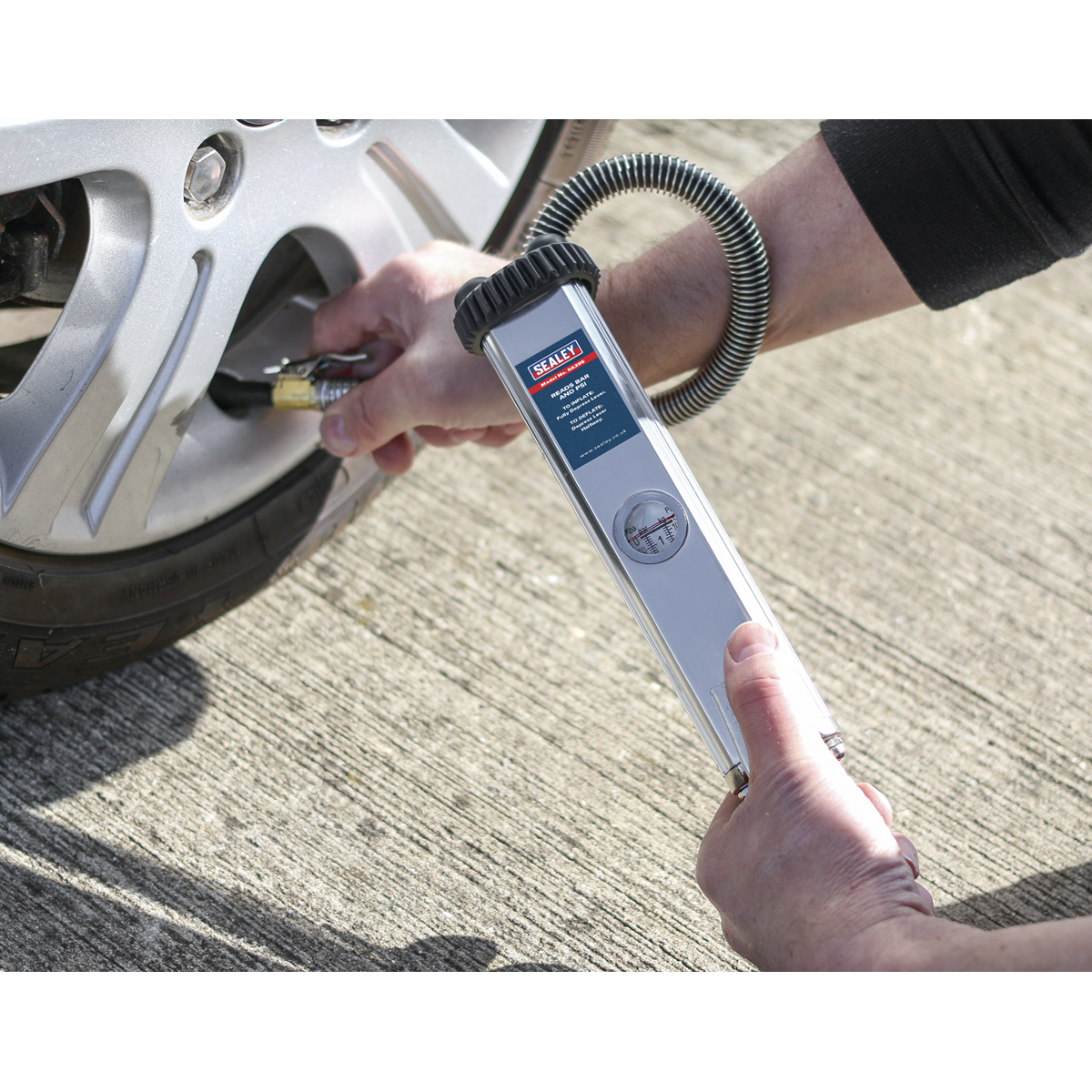 Tyre Inflator with Clip-On Connector