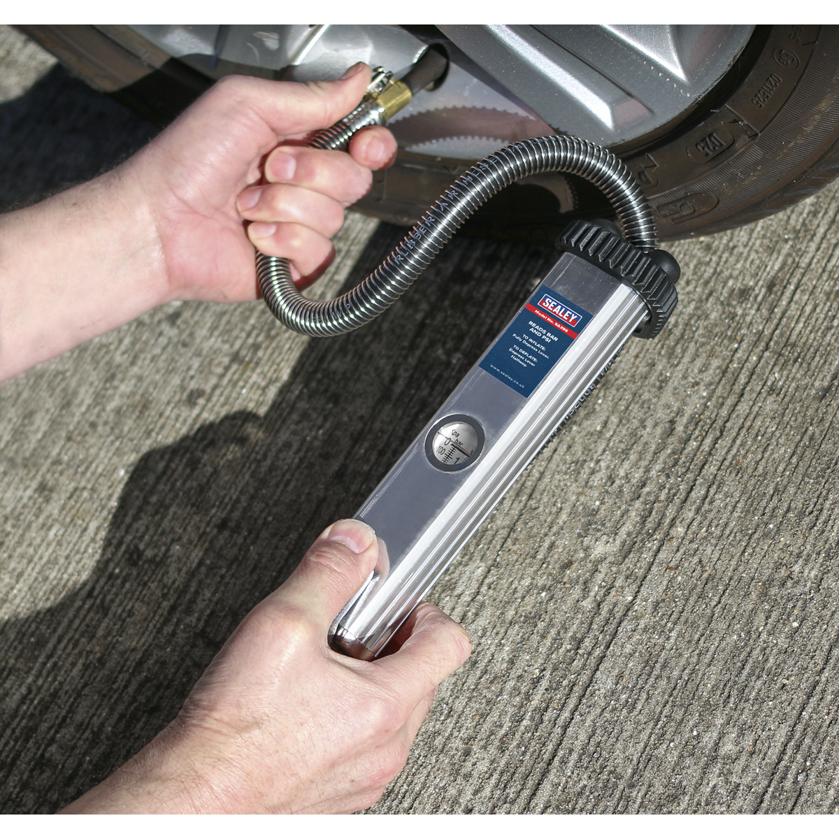 Tyre Inflator with Clip-On Connector